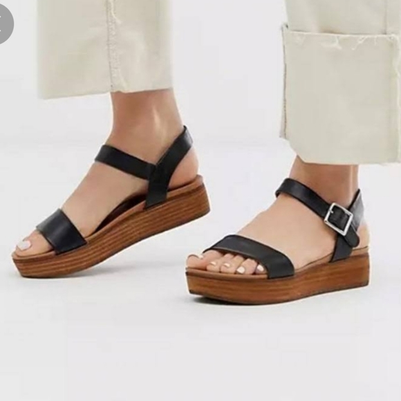 **SOLD** Steve Madden Platform Sandals - Picture 7 of 7